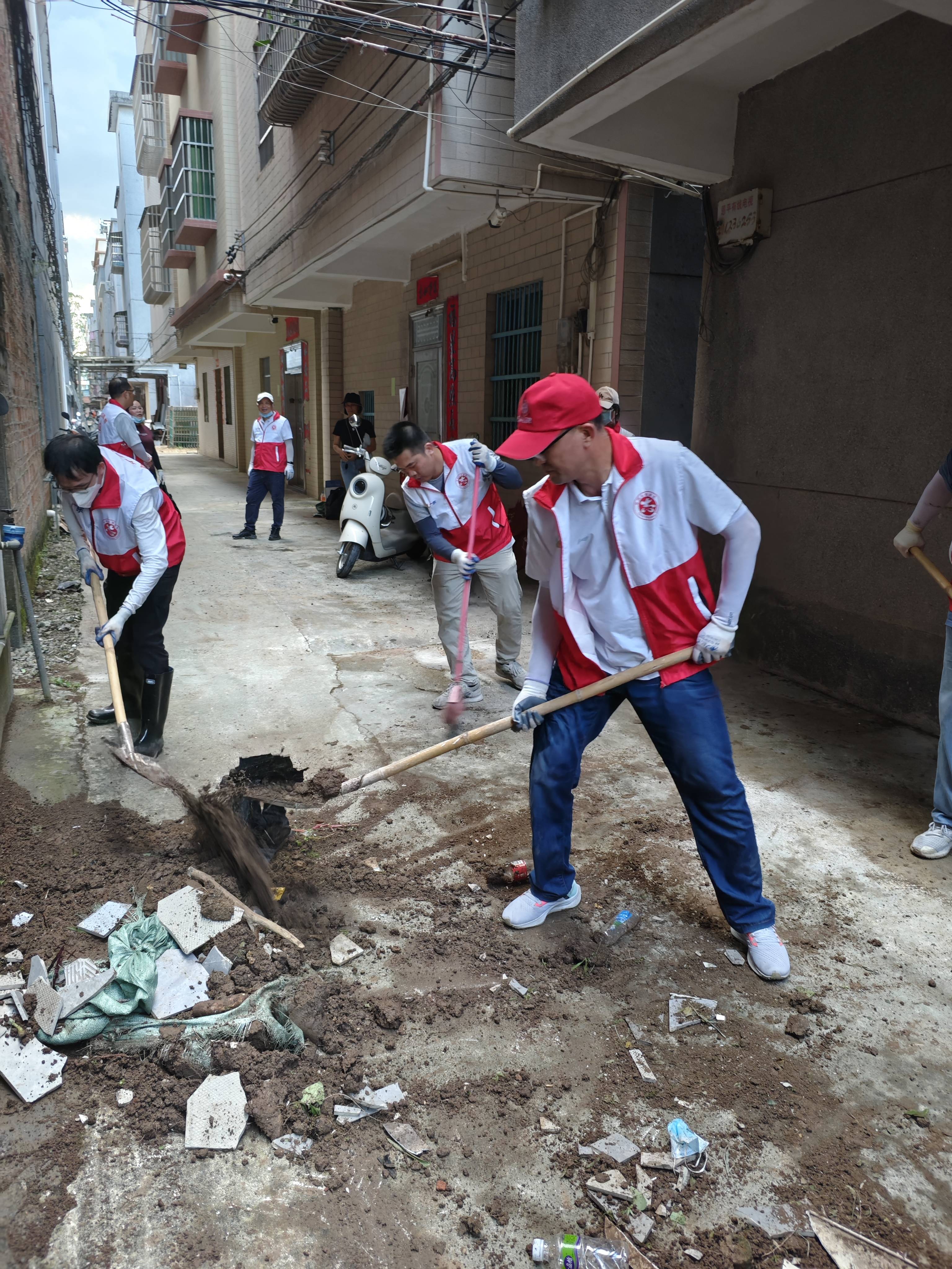 紀(jì)檢監(jiān)察干部下沉一線開(kāi)展愛(ài)國(guó)衛(wèi)生運(yùn)動(dòng)